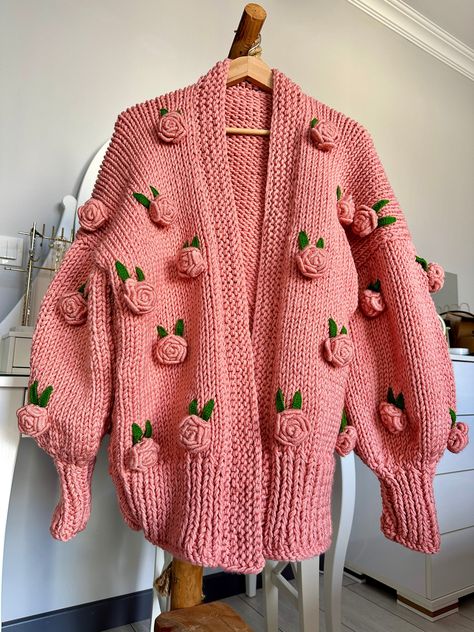 Our products are specially designed by our Leilayca brand and are 100% original and 100% handmade.  This carefully designed thick, soft art cardigan is made from a wool blend.  The rose patterns on it are knitted with first-class acrylic threads and sewn to the cardigan.  All eyes will be on you and you will not want to take it off with this iconic wonderful design jacket that you can choose in winter months and cool summer evenings. ** Since our products are handmade, they are made to order. Th Vintage Knit Cardigan, Knitwear Trends, Rose Cardigan, Elegant Blazers, Cardigan Vintage, Embroidered Cardigan, Peach Fuzz, Pink Cardigan, Cardigan Long