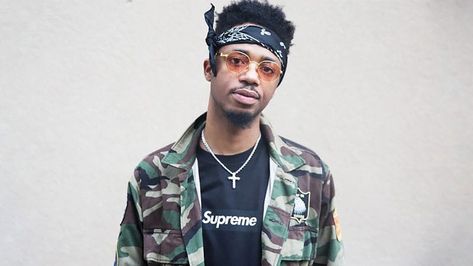 How to Wear a Bandana (Men's Style Guide) - The Trend Spotter Head Bandana, Metro Boomin, Bandanas Men, Richest Celebrities, African Clothing For Men, Bandana Styles, Lil Pump, Vintage Mens Fashion, Mens Style Guide