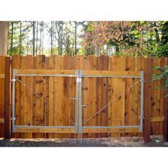 Driveway Gate Diy, Fence With Gate, Driveway Fence, Wood Fence Gates, Diy Driveway, Vertical Pallet Garden, Backyard Gates, Yard Gate, Garden Gate Design