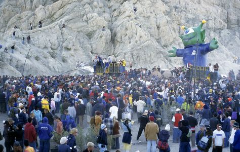 Dune: desert raving at its biggest. Next step up - #burningman. Part of 22 Photos That Show Just How Insane '90s Rave Culture Really Was 1990s Rave, Rave Scene, Fun Police, 90s Rave, Recording Studio Design, Recording Studio Home, Rave Culture, Vibe Tribe, Electric Daisy Carnival