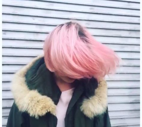 Pink Hair Roots, Dark Roots Hair, Pink Short Hair, Emo Hairstyles, Pink Bob, Hair Roots, Fairy Hair, Emo Hair, Rainbow Bright