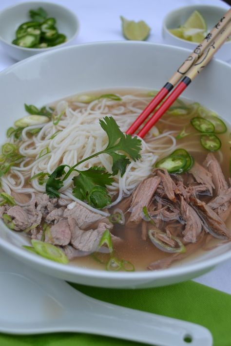 Pho Soup, Pho Recipe, Crock Pot Cooking, Asian Cooking, Chopsticks, Soup And Salad, A Bowl, I Love Food, Cooker Recipes