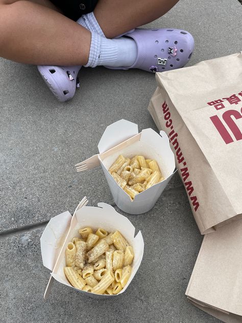 #food #pasta #cacioepepe #yummy #takeaway #delicious #recipe #crocs #pastarecipe Pasta Box, Pasta Bar, Bistro Food, Food Pasta, Instant Noodles, Small Meals, Sleeve Packaging, Pasta Bowls, Food Delivery