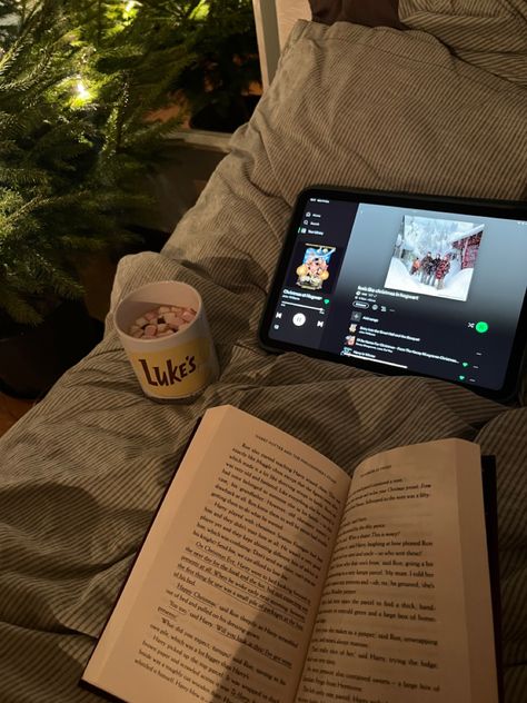 Harry Potter Hot Chocolate, Hot Chocolate Aesthetic, Pink Christmas Iphone Wallpaper, Mug Of Hot Chocolate, Winter Core, Ber Months, Book Photography Instagram, Rainy Morning, Christmas Iphone