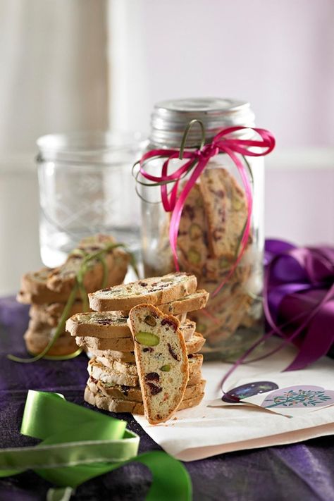 Not just great or reserved for the festive season. Make a sleigh-load of these crispy Italian-inspired goodies, packed with cranberries and pistachios. Keep them on hand to dunk into your coffee or tea. But be mindful that you'll need to freeze this overnight! Christmas Biscotti Recipe, Xmas Food Gifts, Christmas Biscotti, Christmas Baking Gifts, Edible Christmas Gifts, Christmas Jam, Best Edibles, Homemade Food Gifts, Christmas Gifts To Make