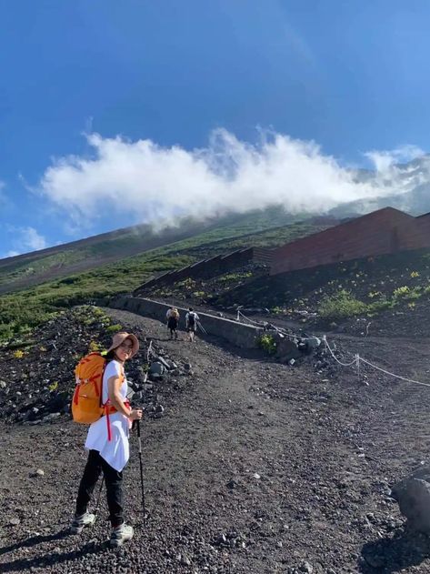 A GUIDE TO CLIMBING MOUNT FUJI FOR BEGINNERS 2021 – Share to Inspire Climbing Mount Fuji, Mount Fuji Japan, Asia Trip, Mont Fuji, Mount Fuji, Asia Travel, Japan Travel, The Mountain, Climbing