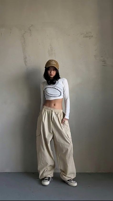 Beige Pants Outfit Street Style, Small Shirt Big Pants Outfit, Small Top Big Pants Outfit, Cargo Pants Styling, Small Top Big Pants, Big Pants Outfit, Baggy Clothes Outfit, Beige Pants Outfit, Parachute Pants Outfit