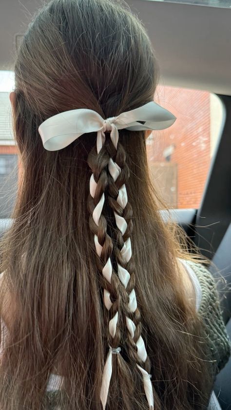 Concert Hairstyles With Ribbon, Ribbons In Hair, Hair Ribbons Hairstyles, Hairstyles Bow, Bows Aesthetic, Bow Hairstyles, Aesthetic Styles, Concert Hairstyles, Bow Hairstyle