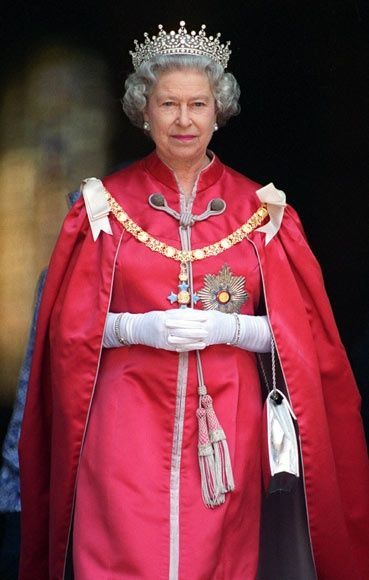 Ceremonial dress mantle for H.M Queen Elizabeth II order of the British Empire… Ratu Elizabeth, Tiara Diamond, Prințesa Diana, The Queen Of England, Queen Elisabeth, Girls Tiara, Rainha Elizabeth Ii, Reine Elizabeth Ii, Royal Tiaras