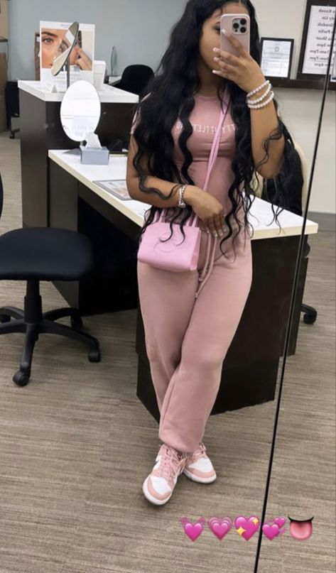 Cute Outfits With Telfar Bags, Pretty Little Thing Sweatpants Outfit, Pretty Little Thing Outfits Sweatpants, Light Pink Purse Outfit, Plt Sweatpants Outfit, Baddie Sweatpants Outfit, Pink Telfar Bag Outfit, Telfar Bag Outfit, Dunk Outfits