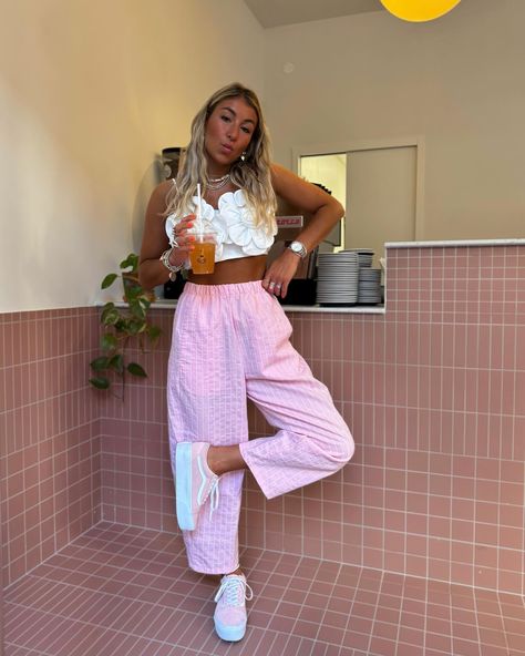 🌸🐚🌺🍦 Still in my pink era, rate this ? #spring #springtime #springsummer #ootd #outfit #inspo #travel #colorful #outfits Outfit Ideas Colorful, Colorful Street Style, Pink Era, Chill Style, Hipster Looks, Colorful Outfits, Scandinavian Fashion, Easy Trendy Outfits, Summer Outfit Inspiration