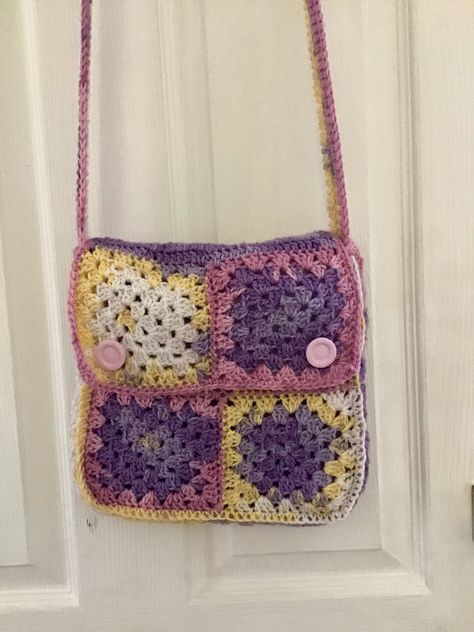 Granny square satchel, 25cmx25cm, made by Mags Kingwell. Granny Square Satchel, Crochet Satchel, Crochet Granny Square, Craft Stuff, Crochet Granny, Fiber Arts, Granny Square, Crochet Bag, Diy Ideas