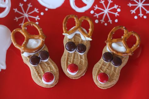 Easy Reindeer Cookies Jul Kaka, Easy Christmas Party, Reindeer Cookies, Nutter Butter Cookies, Nutter Butter, Fun Christmas Crafts, Christmas Party Food, Christmas Snacks, Christmas Goodies