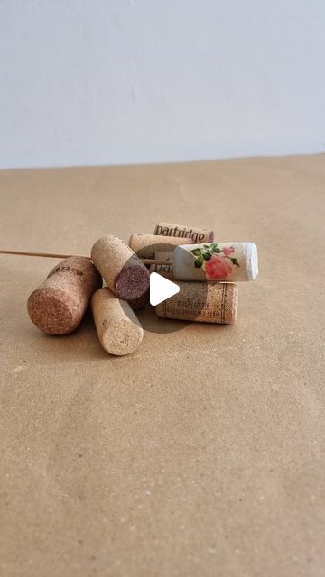 Cork Diy Ideas, Manualidades Con Corchos Ideas, What To Do With Wine Corks, Ideas Con Corchos, Wine Corks Ideas, Corchos Ideas, Wine Cork Animals, Champagne Cork Crafts, Wine Cork Trivet