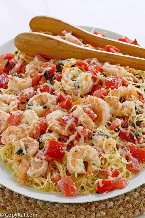 Copycat Olive Garden Shrimp Caprese is the perfect light pasta dinner. Made with fresh shrimp, tomatoes, mozzarella, and basil, this is the perfect light dinner you are going to love. #olivegarden #pasta #shrimppasta #seafoodpasta Shrimp Primavera Recipe, Shrimp Caprese, Shrimp Primavera, Primavera Recipe, Copycat Recipes Olive Garden, Creamy Shrimp Pasta, Olive Garden Copycat, Olive Garden Recipes, Light Pasta