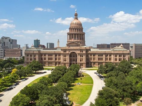 Check out the top 5 reasons why you should go visit the Texas Capitol!! Austin Travel, Texas State Capitol, Capital Building, Things To Do In Austin, Visit Austin, Lady Bird Lake, Texas Vacations, Cheap Things To Do, Capitol Building