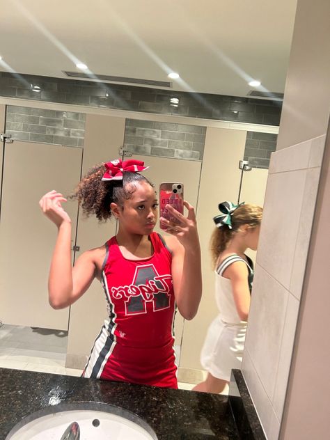 Cheerleaders Outfits, Cute Cheer Hairstyles, Casual Athletic Outfits, Cheer Flexibility, Majorette Outfits, Cheer Moves, Basketball Cheer, Black Cheerleaders, Cheer Routines