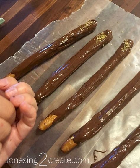 Harry Potter Pretzel Wands, How To Make Wands, Pretzel Wands, Harry Potter Chocolate, Honeydukes Candy, Harry Potter Shower, Chocolate Dipped Pretzel Rods, Dipped Pretzel Rods, Chocolate Melting Wafers