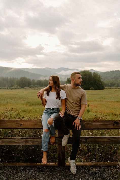 Couples Photoshoot Poses Wedding, Married Couple Poses Photography, Couples Photos Same Height, Fall Couples Pictures Outfits, Photoshoot For Couples Posing Ideas, Outdoor Engagement Photos Spring, Engagement Photos Location Ideas, Casual Couple Poses Instagram, Overcast Engagement Photos