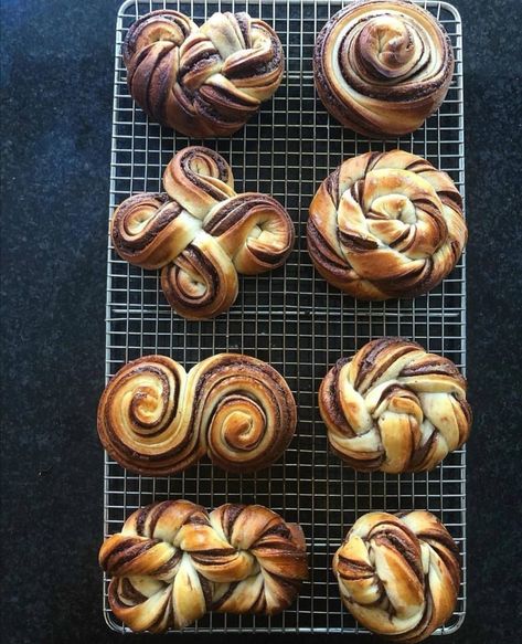 Braided Nutella Bread, Nutella Rolls, Chocolate Brioche, Cinnamon Roll Recipe Homemade, Braided Bread, Bread Shaping, Savory Pastry, Sweet Dough, Bread Bun