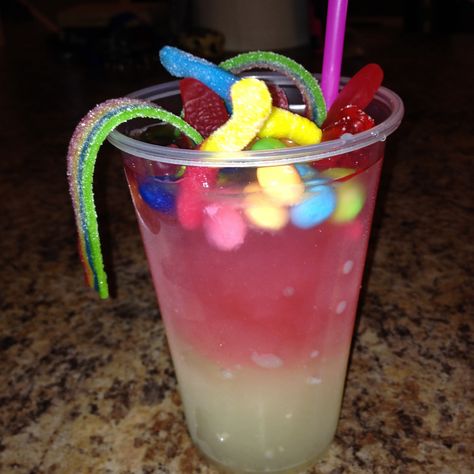 Candy cocktail Drinks With Candy, Kids Cocktails, Bucketlist 2024, Candy Alcohol Drinks, Sleepover Room, Fun Party Drinks, Mocktail Drinks, Candy Videos, Candy Cocktails