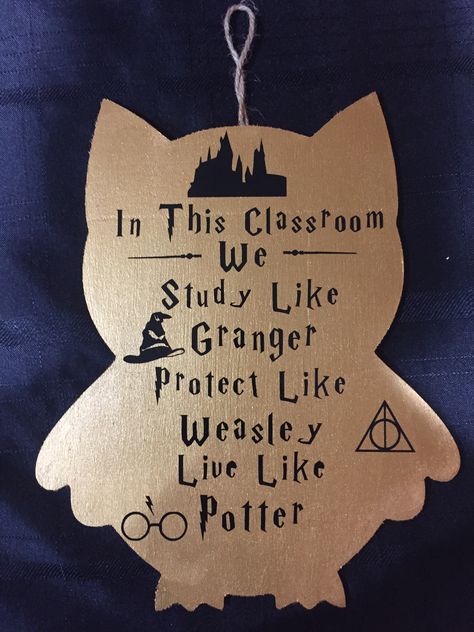 Harry Potter Classroom Library, Door Decorations Harry Potter, Harry Potter Themed Classroom Ideas, Hogwarts Classroom Aesthetic, Magic Theme Classroom, Harry Potter Classroom Door, Harry Potter Classroom Decorations, Harry Potter Bulletin Board, Hogwarts Classroom