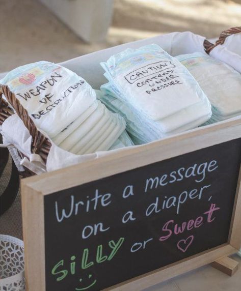 Un petit message drôle ou mignon a inscrire sur la couche de futur bébé lors de la baby shower. 🍼 Perlengkapan Bayi Diy, Idee Babyshower, Boy Baby Shower Ideas, Baby Shower Invitaciones, Baby Shower Inspiration, Cool Baby, Fiesta Baby Shower, Diy Valentine, Shower Bebe