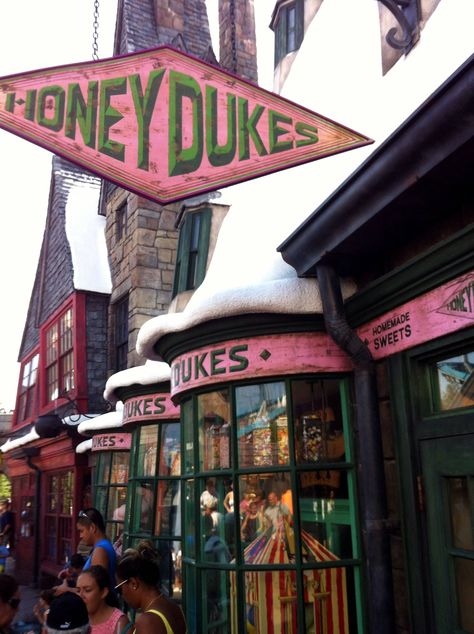 Honey Dukes, Harry Potter Places, Hogsmeade Village, Harry Potter New, Harry Potter Food, Harry Potter Cosplay, Harry Potter Decor, Diagon Alley, Universal Studios Orlando