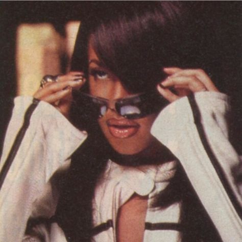 Aaliyah One in a million Aaliyah One In A Million, Aaliyah Outfits, Aaliyah Style, Gladys Knight, Aaliyah Haughton, 90s Aesthetic, Female Singers, Favorite Authors, Aaliyah