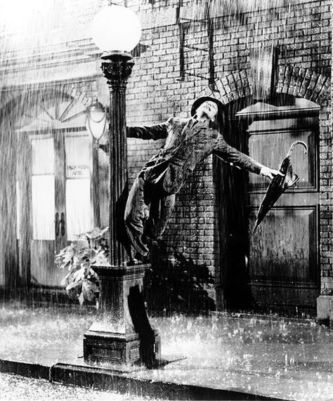 Gene Kelly holding on to lamp post & singing in the rain Movie Aesthetic, Dance Movies, Movie Plot, Septième Art, Gene Kelly, Singing In The Rain, Foto Art, Photo Vintage, Dancing In The Rain