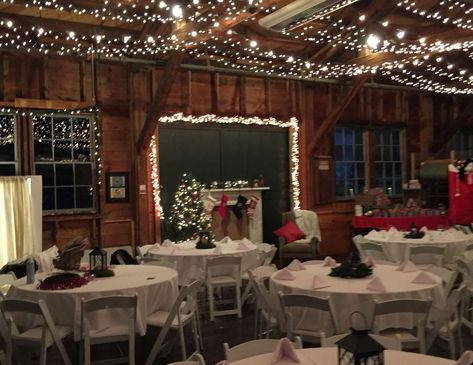 Corporate Christmas Party Decorations, Swag Party, Traditional Christmas Cake, Holiday Party Ideas, Diy Dinner, Corporate Christmas Parties, Sparkle Christmas, Company Christmas Party, Work Christmas Party