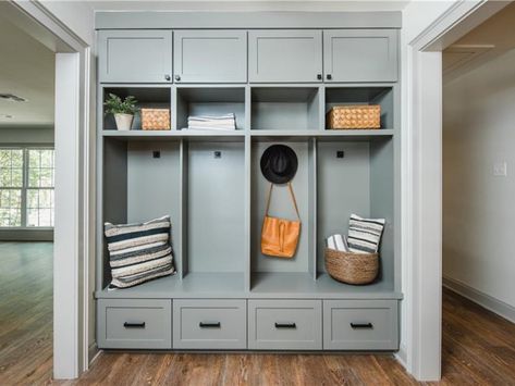 Joanna Gaines Design, Magnolia Realty, Joanna Gaines House, Fixer Upper Homes, Joanna Gaines Farmhouse, Mudroom Ideas, Mudroom Decor, Mud Room Storage, Waco Texas