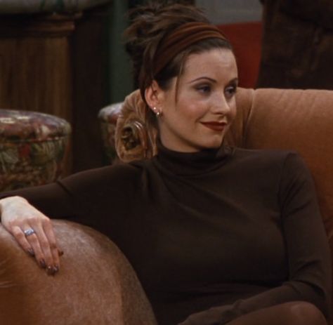 monica gellar from friends...i honestly just picked this pic to get ideas for nail colors that are reflective of the 90's Monica Hairstyles, Headband Bun, Monica Friends, Monica Gellar, 90s Makeup Look, Race Car Bed, 90s Tv Show, Winter Outfit Ideas, Monica Geller