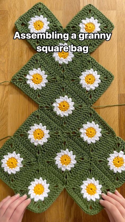 Instagram Granny Square Bags, Granny Square Tote Bag, Daisy Granny Square, Granny Square Tote, Granny Square Bag, Crochet Tote Bag, Crochet Squares, Square Bag, Granny Square