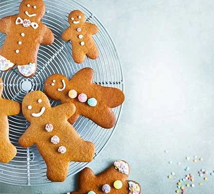 Easy gingerbread recipe for kids Christmas Biscuits Recipe, Easy Gingerbread Recipe, Fudge Cheesecake, Cheesecake Pancakes, Gingerbread Recipes, Christmas Puddings, Christmas Bakes, Easy Gingerbread, Make A Gingerbread House