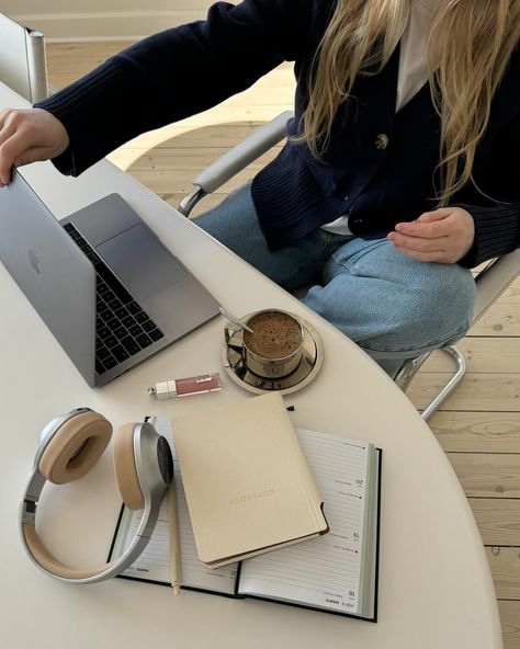 Home office vibes ☕️💌💻 #homedecor #homeoffice #officespace #homeinterior #homedecoration #homeinspo #inspohome #workfromhome #homeideas Office Vibes, Vibes Outfit, Finance Jobs, Flexible Jobs, Office Job, Summer Jobs, Home Photo, May 13, Remote Work