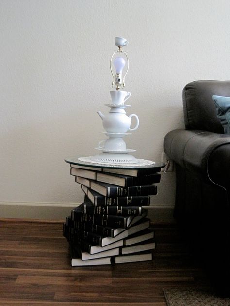 Combining DIY and a fantastic decor idea! Old Encyclopedias, Book Furniture, Book Lamp, Book Table, Прикроватные Тумбочки, Upcycle Books, Glass End Tables, Book Smart, Inexpensive Home Decor