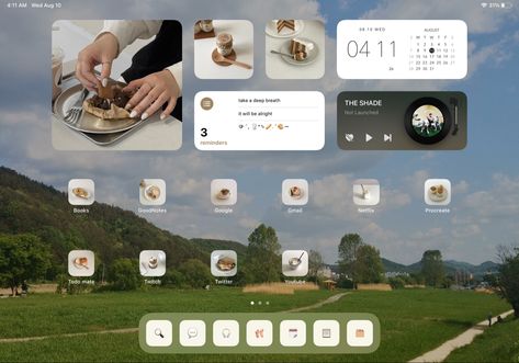 Brown Ipad Homescreen, Beige Ipad Homescreen, Ipad Homescreen Ideas Green, Beige Ipad Wallpaper, Ipad Setup Aesthetic, Aesthetic Ipad Layout, Ipad Homescreen Aesthetic, Ipad Aesthetic Homescreen, Ipad Widgets Aesthetic