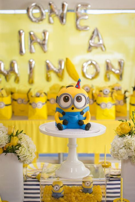 This One in a Minion Birthday Party Will Have Your Kiddo Going Bananas Minions Birthday Party Decorations, Minion Baby Shower, Minions Birthday Theme, Minion Baby, Despicable Me Party, Minion Theme, Minion Banana, Minion Birthday Party, Minion Cake