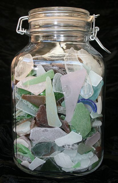 I love sea glass, this reminds me of sunday afternoons in the summer when my dad took us to Lake Michigan and we played at the beach all day. Poseidon Altar, Seaglass Ideas, Deco Marine, Seashell Wreath, Modern Packaging, Sea Glass Beach, Sea Glass Crafts, Sea Pottery, Beach Crafts