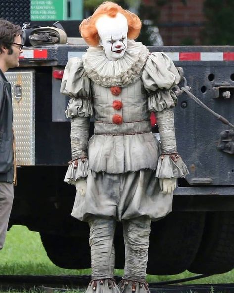 Stephen King's IT on Instagram: “New set images of Pennywise from IT Chapter 2!! .swipe for more #it2 #it #itchapter2 #set #photos #firstlook #images #pennywise #horror…” Clown Outfits, Bill Skarsgard Pennywise, Steven King, It Pennywise, Pennywise The Clown, Pennywise The Dancing Clown, Bill Skarsgard, Creepy Clown, Slenderman