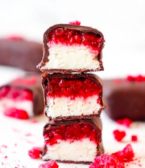 Raspberry Coconut Bars, Deserturi Raw Vegan, Bounty Bars, Refined Sugar Free Recipes, Raspberry Coconut, Lunchbox Treats, Vegan Bar, Bar Recipe, Baking Tins