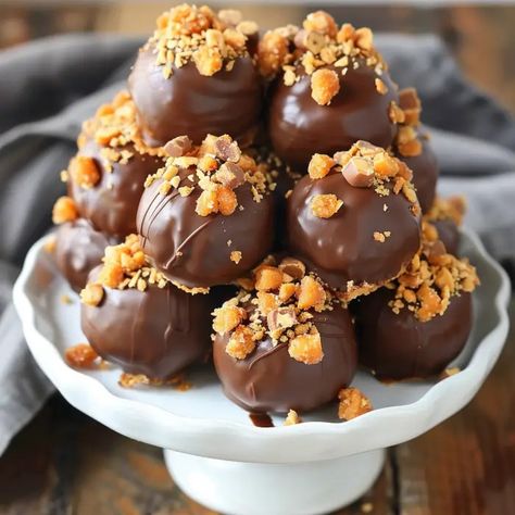 Easy Butterfinger Balls - Good For Recipes Butter Finger Balls Recipe, Butterfingers Balls, Butterfinger Balls Recipe, Butterfinger Truffles, Butterfinger Balls, Easy Sweet Treats, Butterfinger Recipes, Dessert Balls, Butterfinger Bars