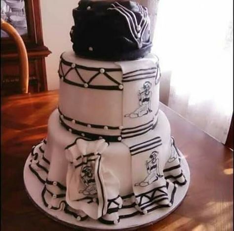 Xhosa Traditional Wedding, Emerald Wedding Decor, Cute Wedding Outfits, African Cake, Cakes Pictures, Xhosa Attire, Beautiful Gold Rings, Swag Couples, Traditional Wedding Cakes