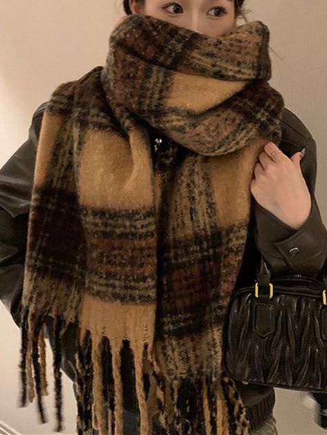 Cute Scarfs Winter, Big Scarf Aesthetic, Winter Scarf Aesthetic, Uni Wardrobe, Winter Fashion Scarf, Big Scarves, Cute Scarves, Scarf Aesthetic, Cute Scarf