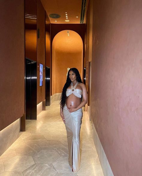 Pregnant Dinner Outfits, Black Woman Pregnant, Girl Pregnant, Pregnant With A Girl, Dinner Outfit, Maternity Shoot, Dinner Outfits, Baby Mama, Pregnancy Shoot