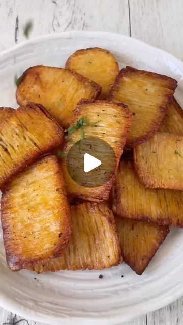 Foodcreators | Food posts😋 on Instagram: "Accordion potatoes recipe😋
Would you Eat or Pass? 🥔 
🎥creator: @thrivingonplants 

👉Follow @foodcreators for daily food posts
❤️Like & Share with your friends

Ingredients:

4 large potatoes
2 tbsp olive oil 
Generous amount of sea salt & freshly cracked black pepper
1/2 tsp smoked paprika
1/2 tsp garlic powder
1/2 tsp onion powder 
1/2 tsp oregano 
1/2 tsp dried rosemary
Fresh parsley to serve

Method: 
1. Preheat your oven to 200°C fan forced. Peel your potatoes, then slice off the tops and bottoms followed by the sides to create flat edges. Slice down lengthways to create 3 even thick pieces. 
2. Place between a pair of wooden chopsticks and slice vertically. Flip then slice diagonally. Repeat with all the potato slices then place onto a li Accordion Potatoes, Accordion Potato, Dried Rosemary, Wooden Chopsticks, Tops And Bottoms, Cozy Meals, Dandelion Recipes, How To Dry Rosemary, Sliced Potatoes