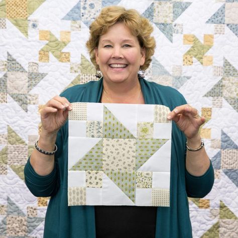 Garden Star Quilt – Missouri Star Blog Star Quilt Tutorial, Missouri Star Quilt Pattern, Jenny Doan Tutorials, Missouri Quilt Tutorials, Missouri Quilt Company, Missouri Star Quilt Company Tutorials, Missouri Star Quilt Tutorials, Table Quilt, Missouri Quilt