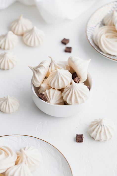 Easy Mint Chocolate Meringues. Light And Airy Food Photography, Chocolate Meringues, Brownies Ideas, Chocolate Meringue Cookies, Cookies Photography, Vegan Meringue, Chocolate Meringue, Spring Treats, Airy Photography