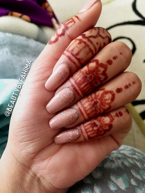 Flowery fingertip henna. Henna credz: @beautybyfahima Fingertip Henna, Cinnamon Sticks, Henna